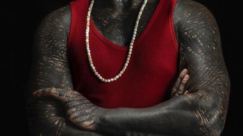 Di bio Instagramnya, ia menuliskan bahwa baru 44% transformasi yang dia lakukan. Foto: Instagram/@the_black_alien_project