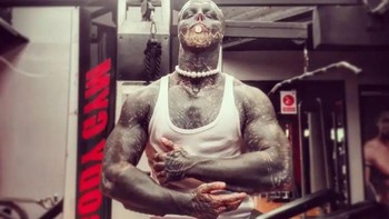 Loffredo mengatakan dia menyadari fakta bahwa penampilannya mungkin mengejutkan orang, jadi dia mencoba membuat orang nyaman dengan melipir ketika berjalan di tengah banyak orang. Foto: Instagram/@the_black_alien_project