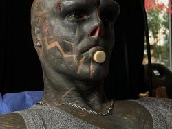 Transformasi Cowok yang Rela Potong Jari Demi Jadi Black Alien