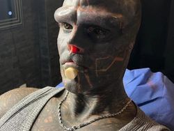 Transformasi Cowok yang Rela Potong Jari Demi Jadi Black Alien