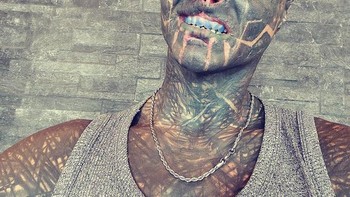 Loffredo melakukan modifikasi hampir di sekunjur tubuhnya. Tato menghiasi dari ujung kepala hingga ujung kaki -- termasuk bola mata. Foto: Instagram/@the_black_alien_project