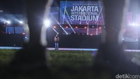 Anies memberikan sambutan di lapangan utama JIS.