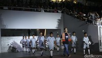 Anies memasuki lapangan utama untuk memberikan sambutan dan meresmikan JIS.
