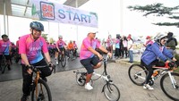 Peserta bersepeda bersama pada GOWES CERIA BNI 46 yang diselenggarakan di Jakarta, Minggu (24/072022).