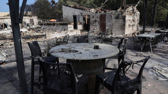 Potret Sisa-sisa Kebakaran Hutan yang Meluas di Prancis A view shows a swimming pool at a camping site of Dune du Pilat destroyed by a major fire near La Teste-de-Buch forest as wildfires continue to spread in the Gironde region of southwestern France, July 19, 2022. REUTERS/Pascal Rossignol