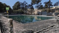 Kondisi kolam renang di lokasi perkemahan Dune du Pilat, sekitarnya hangus terbakar akibat kebakaran hebat di dekat hutan.