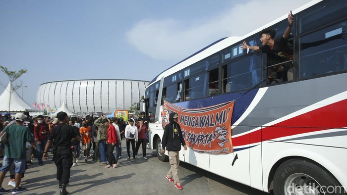 Sejumlah The Jakmania mulai datangi Jakarta International Stadium, Jakarta, Minggu (24/7/2022). Kedatangan mereka guna mendukung Persija yang akan bertanding melawan Chonburi Fc dalam laga persahabatan untuk memeriahkan grand launching JIS.