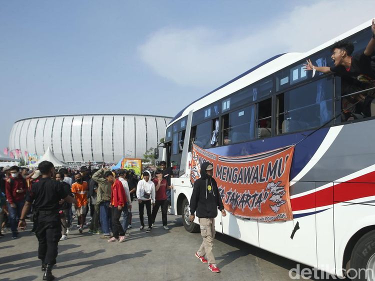 Potret The Jakmania Mulai Datangi JIS Jelang Laga Persahabatan