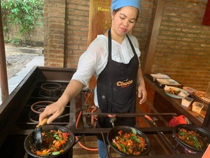 Nikmatnya Nostalgia Kuliner Tempo Dulu di Cafe Rumah Pohon