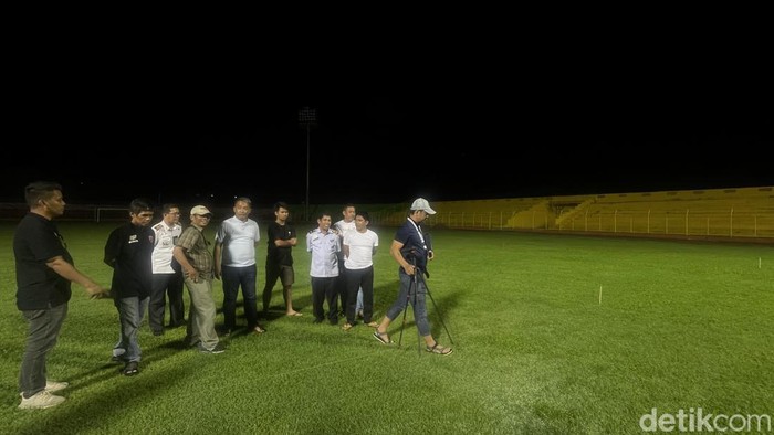 PT LIB bersama Disporapar Parepare saat ujicoba lampu di Stadion Gelora BJ Habibie Jumat (22/7) lalu.