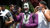 Cosplayer menghadiri Comic-Con International dengan memerankan Joker.