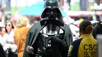 Seorang cosplayer memerankan Darth Vader dari Star Wars.