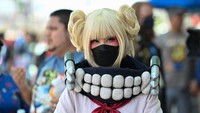 Seorang cosplayer memerankan Himiko Toga dari League of Villains.