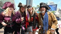 Cosplayer menghadiri Comic-Con International di San Diego.