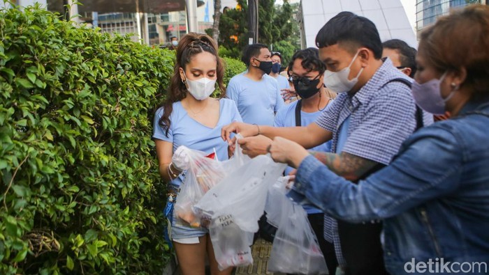 Saat Cinta Laura Mungut Sampah di Citayem Fashion Week Cinta Laura memungut sampah di Taman Dukuh Atas, Jakarta, Minggu (24/7/2022). Ia beserta pasukan melakukan aksi kampanye cinta lingkungan.