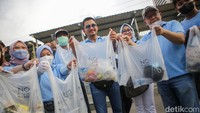 Kedatangannya juga disambut oleh sejumlah warga yang turut membantu mengangkut sampah.