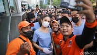Nampak para petugas PPSU berfoto bersama Cinta Laura disela-sela kegiatan.