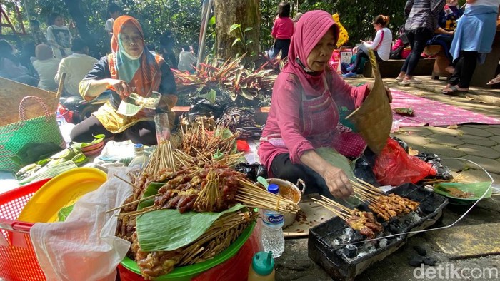 Sate jando di Taman Lansia Kota Bandung.