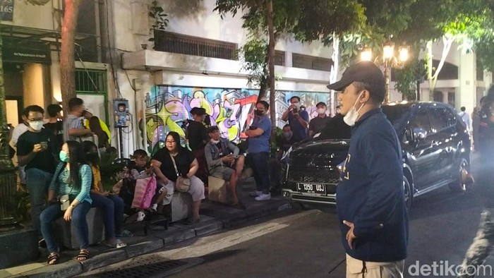 Satpol PP bubarkan kerumunan fashion di Jalan Tunjungan