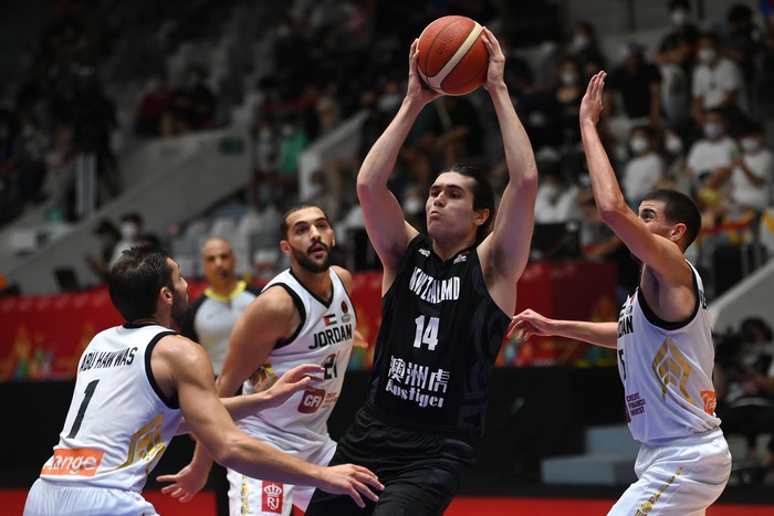 Pebasket Selandia Baru Isaac Davidson (kedua kanan) berusaha melewati hadangan sejumlah pebasket Yordania dalam babak perebutan juara ketiga FIBA Asia Cup 2022 di Istora Gelora Bung Karno, Senayan, Jakarta, Minggu (24/7/2022). ANTARA FOTO/Aditya Pradana Putra/nym.