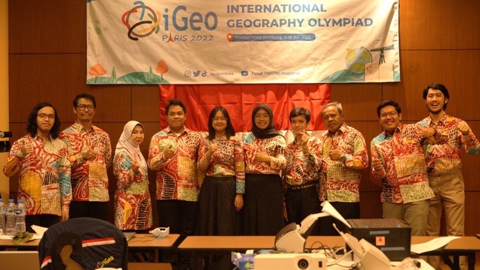 Siswa Indonesia yang meraih medali di Olimpiade Geografi Internasional 2022 di Prancis.