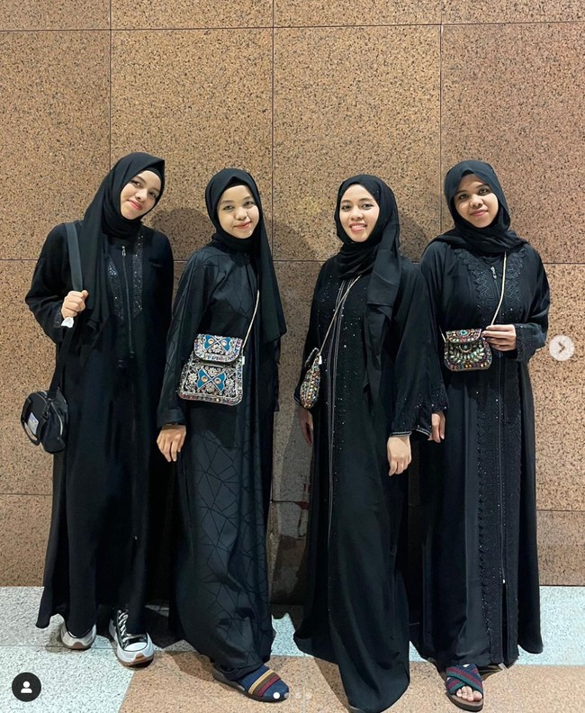 Begini potret Sohwa bersama ketiga saudara perempuannya. Sohwa sendiri merupakan anak kedua sekaligus anak perempuan pertama dari pasangan Halilintar Anofial Asmid dan Lenggogeni Faruk. Foto: Instagram/@sohwahalilintar