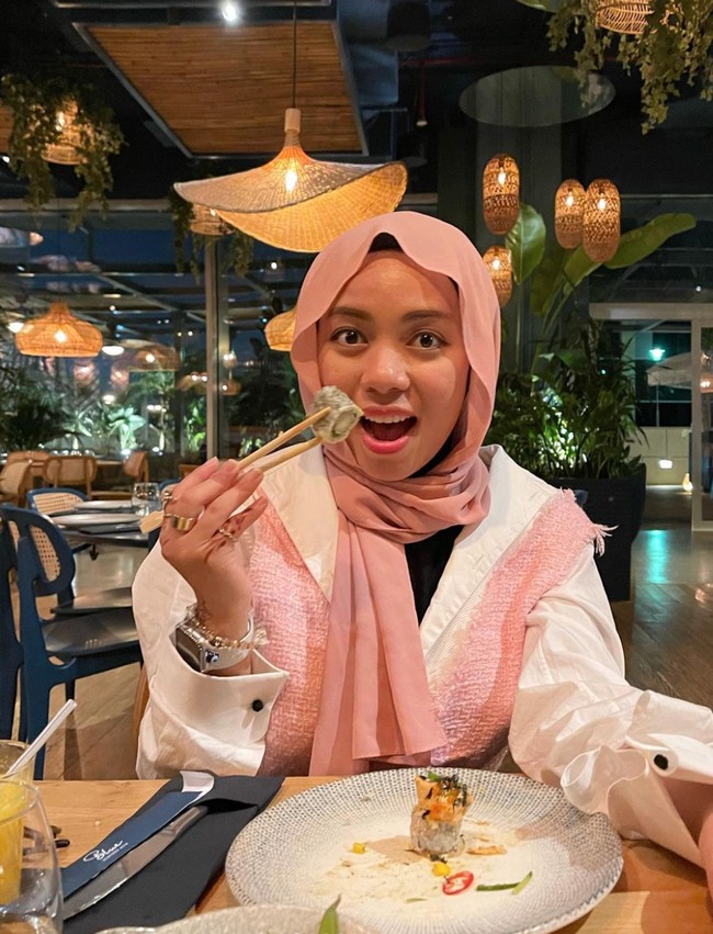 Pemilik nama lengkap Sohwa Mutamimah Halilintar itu lahir di Jakarta pada 25 April 1996. Dengan demikian kini usia Sohwa sudah genap 26 tahun. Foto: Instagram/@sohwahalilintar