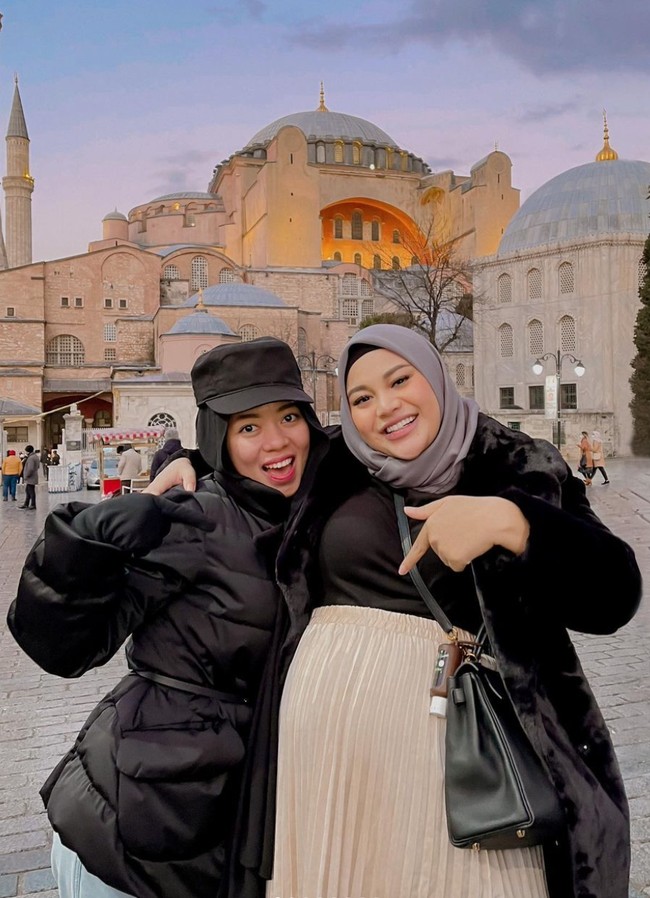 Sohwa juga terlihat cukup dekat dengan kakak iparnnya, Aurel Hermansyah. Begini potret keduanya ketika berlibur bersama, terlihat kompak bukan? Foto: Instagram/@sohwahalilintar