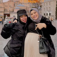 Sohwa juga terlihat cukup dekat dengan kakak iparnnya, Aurel Hermansyah. Begini potret keduanya ketika berlibur bersama, terlihat kompak bukan? Foto: Instagram/@sohwahalilintar