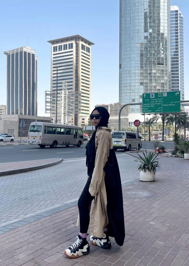 Sohwa juga terlihat jago berpose dan kerap mengenakan pakaian-pakaian yang stylish. Seperti gayanya saat memadukan outer panjang dengan legging yang satu ini. Foto: Instagram/@sohwahalilintar