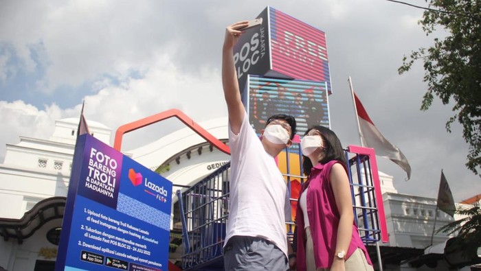Ssstt... Ada Festival Hiburan untuk Warga Jakarta Nih! Sejumlah warga Jakarta menikmati hiburan yang tersaji pada Lazada Festival karena terdapat banyak tempat untuk swafoto dan penampilan beberapa artis.