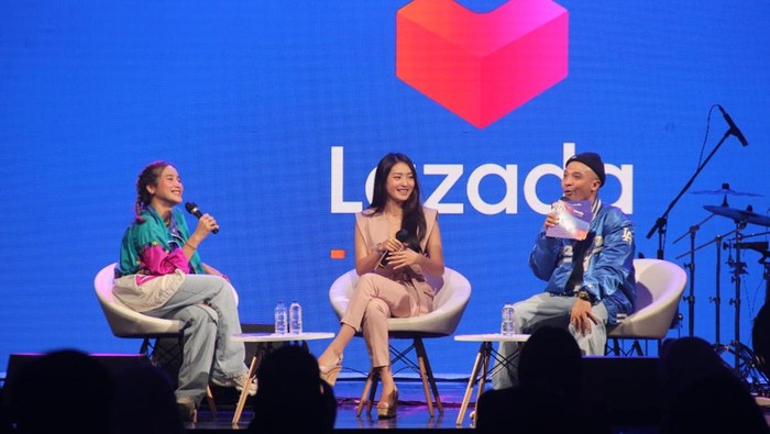 Sejumlah warga Jakarta menikmati hiburan yang tersaji pada Lazada Festival karena terdapat banyak tempat untuk swafoto dan penampilan beberapa artis.