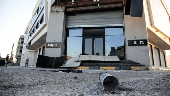 Suasana di Libya Usai Bentrokan Kelompok Bersenjata This picture shows damage in the area of an overnight gunbattle in Tripoli's suburb of Ain Zara, on July 22, 2022. - At least nine Libyan civilians were killed overnight in heavy clashes between militias in the capital Tripoli, the emergency services said. (Photo by Mahmud Turkia / AFP) (Photo by MAHMUD TURKIA/AFP via Getty Images)