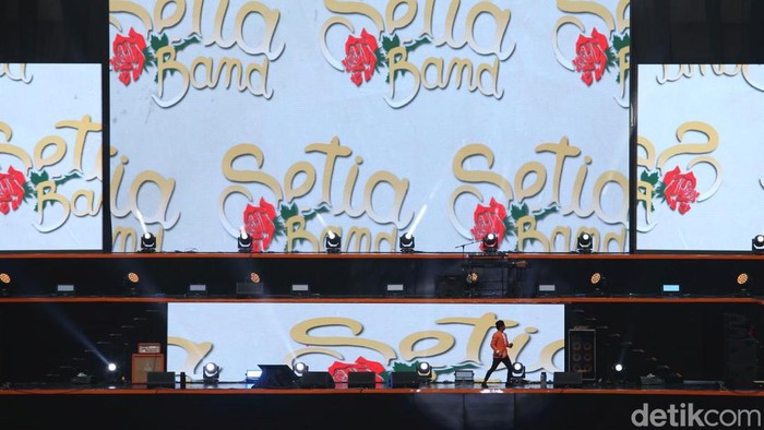 Suasana Jelang Grand Launching JIS, Anies Pakai Syal 'Gue Persija' Acara Grand Launching Jakarta International Stadium (JIS) diselenggarakan sore ini. Gubernur DKI Jakarta Anies Baswedan nampak sudah tiba di lokasi, Minggu, 24/7/2022