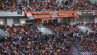 Suporter Persija atau The Jakmania pun telah meramaikan JIS untuk mendukung Persija menghadapi Chonburi FC dalam laga persahabatan.
