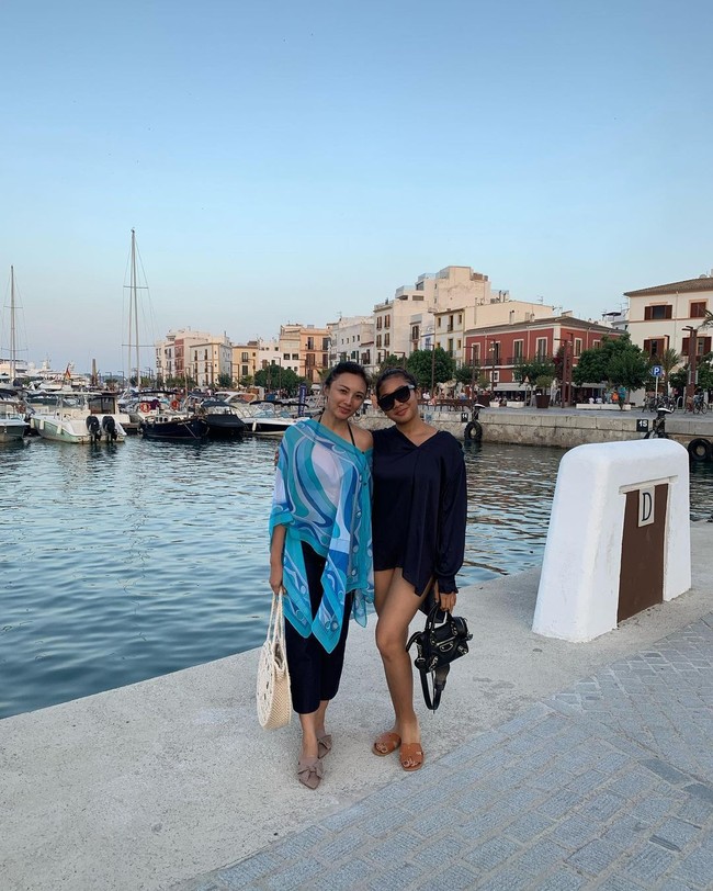 “Definisi kakak beradik ya gak kayak ibu dan anak ya ibunya awet muda banget ❤️❤️,” tulis netizen lain. Foto: Instagram @tatacahyani