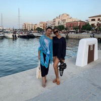 “Definisi kakak beradik ya gak kayak ibu dan anak ya ibunya awet muda banget ❤️❤️,” tulis netizen lain. Foto: Instagram @tatacahyani