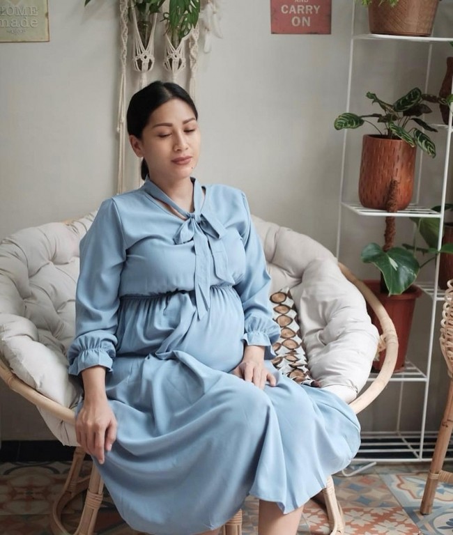 Rumahnya itu terlihat asri dan estetik dengan pajangan tumbuh-tumbuhan. Didominasi nuansa coklat, rumah Tata Janeta dan Brotoseno tampak begitu nyaman. Foto: Instagram/@tatajaneetaofficial