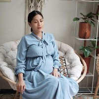 Rumahnya itu terlihat asri dan estetik dengan pajangan tumbuh-tumbuhan. Didominasi nuansa coklat, rumah Tata Janeta dan Brotoseno tampak begitu nyaman. Foto: Instagram/@tatajaneetaofficial