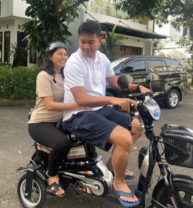Rumah Tata Janeeta dan Brotoseno terletak di sebuah komplek perumahan yang terlihat cukup asri dengan dipenuhi tumbuh-tumbuhan hijau. Dalam foto, keduanya pun tampak asyik bermain sepeda bersama mengelilingi komplek rumahnya. Foto: Instagram/@tatajaneetaofficial