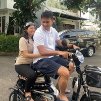 Rumah Tata Janeeta dan Brotoseno terletak di sebuah komplek perumahan yang terlihat cukup asri dengan dipenuhi tumbuh-tumbuhan hijau. Dalam foto, keduanya pun tampak asyik bermain sepeda bersama mengelilingi komplek rumahnya. Foto: Instagram/@tatajaneetaofficial