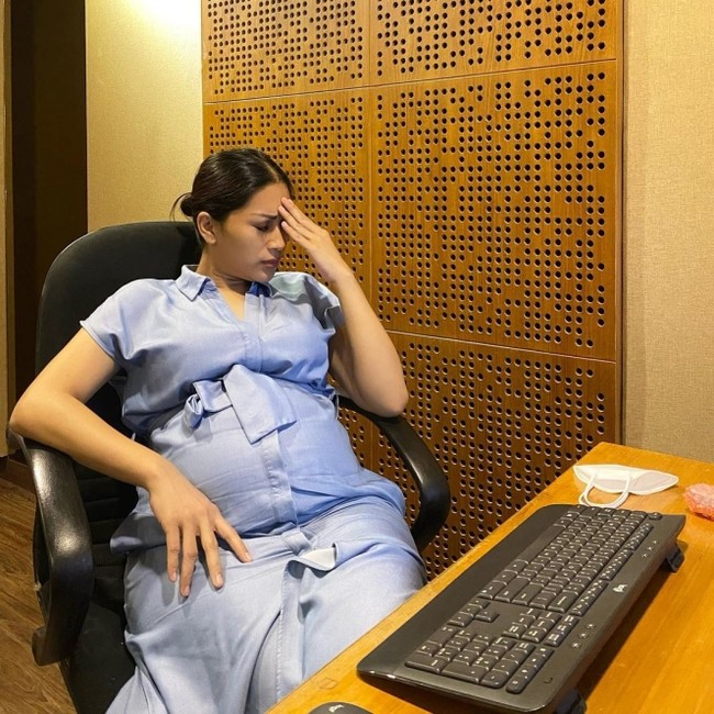 Di dalam rumahnya juga terdapat ruang kerja khusus yang sudah difasilitasi dengan komputer dan tempat duduk yang cukup nyaman. Ruangan kerjanya itu tampak didominasi oleh warna coklat. Foto: Instagram/@tatajaneetaofficial