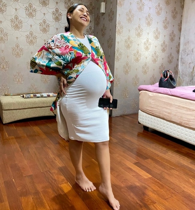 Tinggal di sebuah rumah mewah, Brotoseno dan Tata Janeta punya kamar yang cukup luas. Kamarnya itu tampak didominasi warna coklat dan dipercantik dengan wallpaper serta lantai vinyl. Foto: Instagram/@tatajaneetaofficial