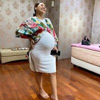 Tinggal di sebuah rumah mewah, Brotoseno dan Tata Janeta punya kamar yang cukup luas. Kamarnya itu tampak didominasi warna coklat dan dipercantik dengan wallpaper serta lantai vinyl. Foto: Instagram/@tatajaneetaofficial