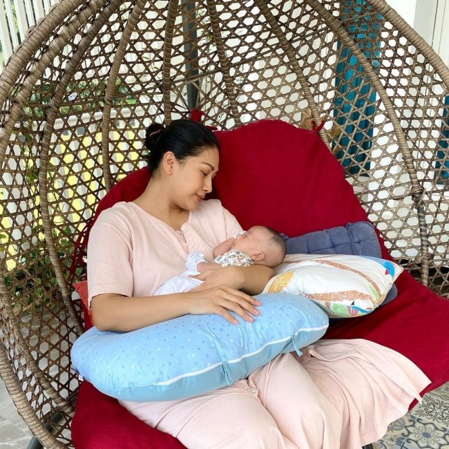 Di bagian luar rumahnya terdapat kursi ayunan untuk bersantai sambil menikmati suasana dan udara luar. Foto: Instagram/@tatajaneetaofficial