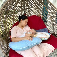 Di bagian luar rumahnya terdapat kursi ayunan untuk bersantai sambil menikmati suasana dan udara luar. Foto: Instagram/@tatajaneetaofficial