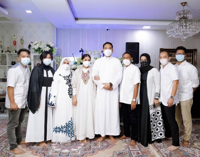 Brotoseno dan Tata Janeeta saat ini tinggal di sebuah rumah mewah yang cukup besar. Hal tu terlihat dari unggahan-unggaahan Tata Janeeta di akun Instagramnya. Foto: Instagram/@tatajaneetaofficial