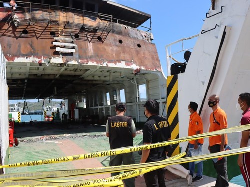 Tim Puslabfor lakukan olah TKP pasca insiden terbakarnya KPM Nusa Penida di Pelabuhan Dukuh Raya Lembar, Minggu (24/7/2022).
