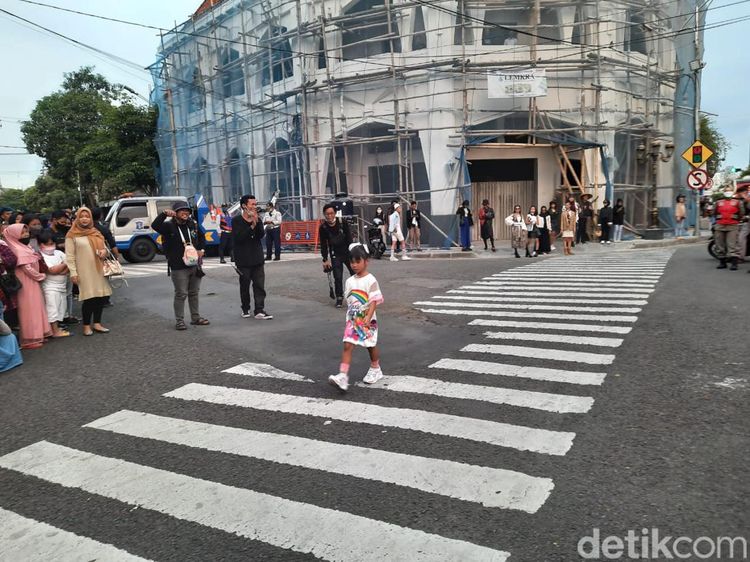 Tunjungan Fashion Week Surabaya, Sempat Dibubarkan-Beralih ke Trotoar