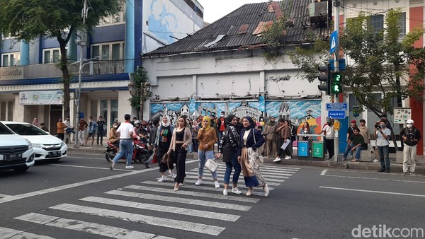 Akibatnya timbul kemacetan di sepanjang jalan tersebut. Kegiatan ini pun dibubarkan oleh Satpol PP. ( Esti Widiyana) Akibatnya timbul kemacetan di sepanjang jalan tersebut. Kegiatan ini pun dibubarkan oleh Satpol PP. ( Esti Widiyana)